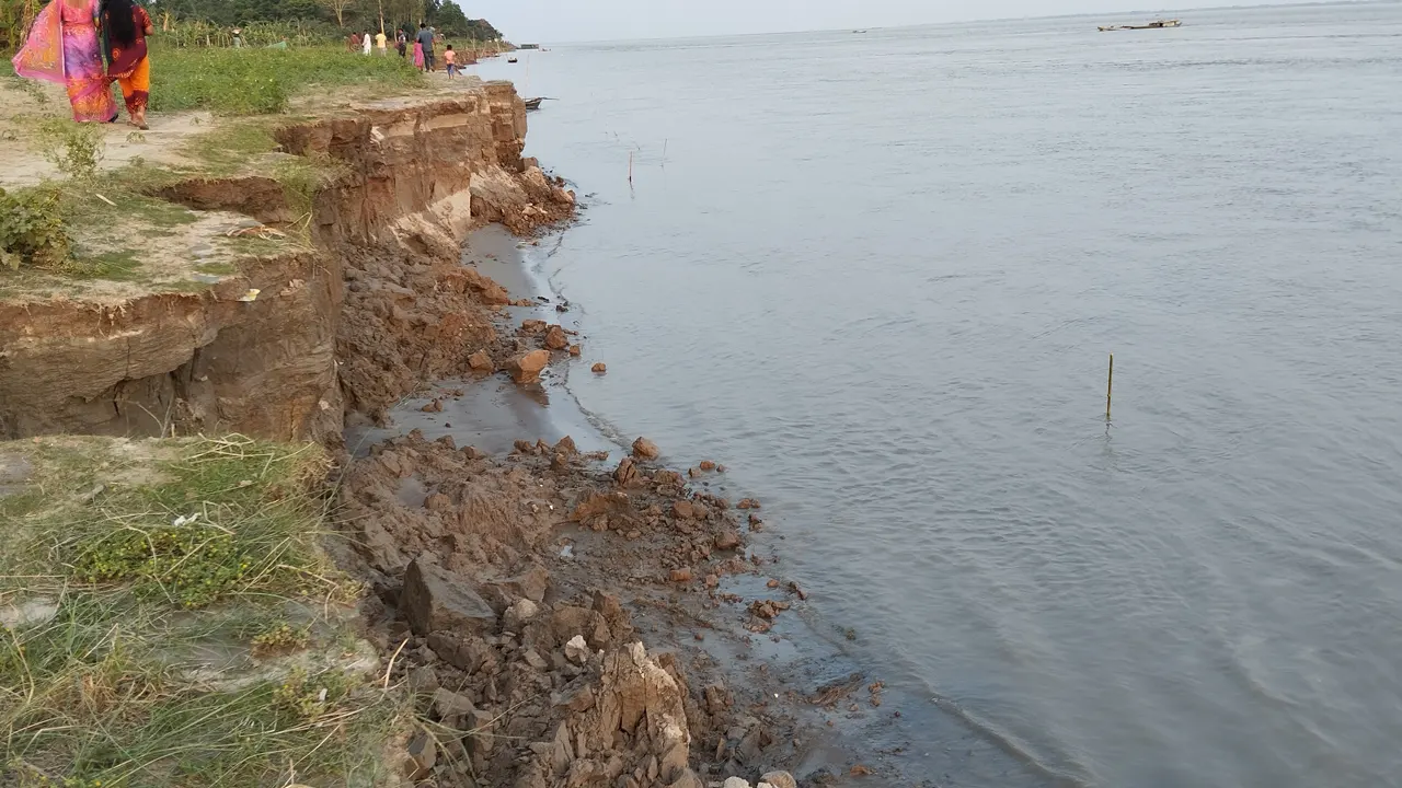 ভাঙন শুরু হয়েছে নদীর পাড়। আতঙ্কে রয়েছেন পাড়ের বাসিন্দারা। ছবি : কালবেলা