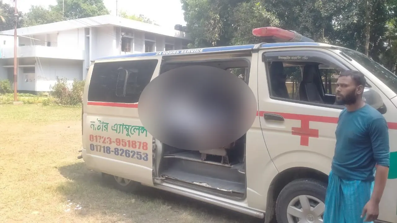 অ্যাম্বুলেন্সে নিহত আব্দুল আলিমের মরদেহ। ছবি : কালবেলা
