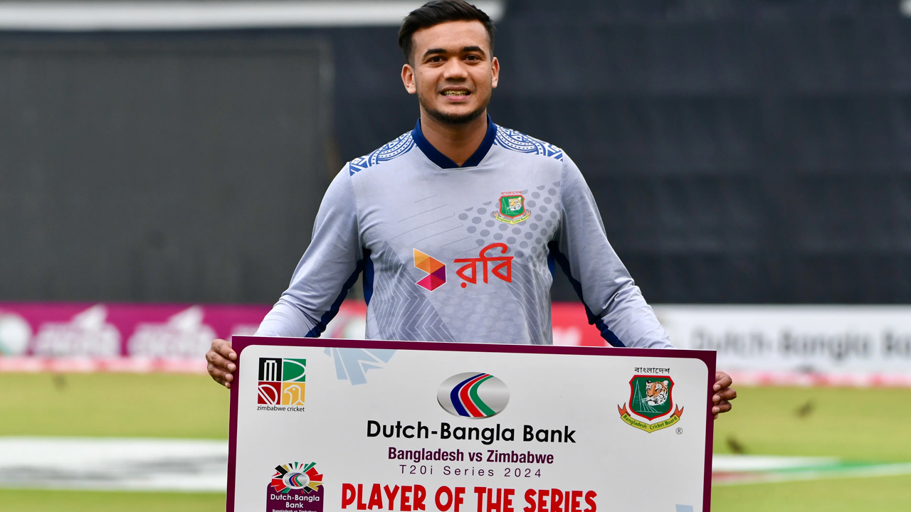 সিরিজ সেরার পুরস্কার হাতে তাসকিন আহমেদ। ছবি : সংগৃহীত
