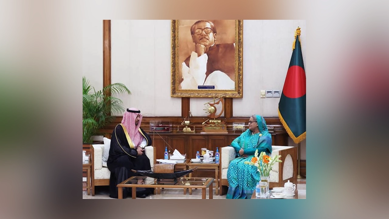 গণভবনে প্রধানমন্ত্রী শেখ হাসিনার সঙ্গে সৌজন্য সাক্ষাৎ করেন বাংলাদেশে নিযুক্ত সৌদি আরবের রাষ্ট্রদূত ঈসা বিন ইউসুফ আল দুহাইলান। ছবি : সংগৃহীত