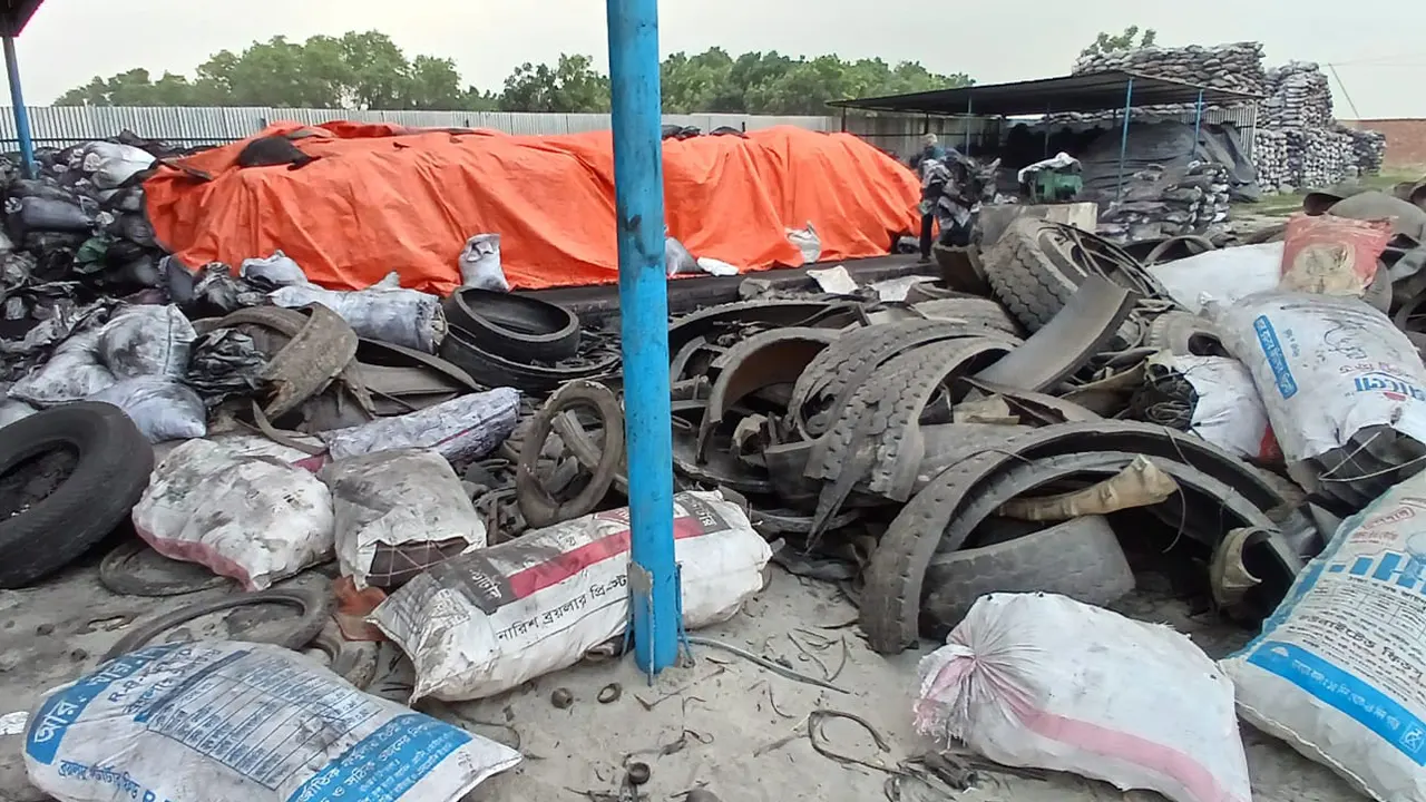গাড়ির পরিত্যক্ত টায়ার। ছবি : কালবেলা
