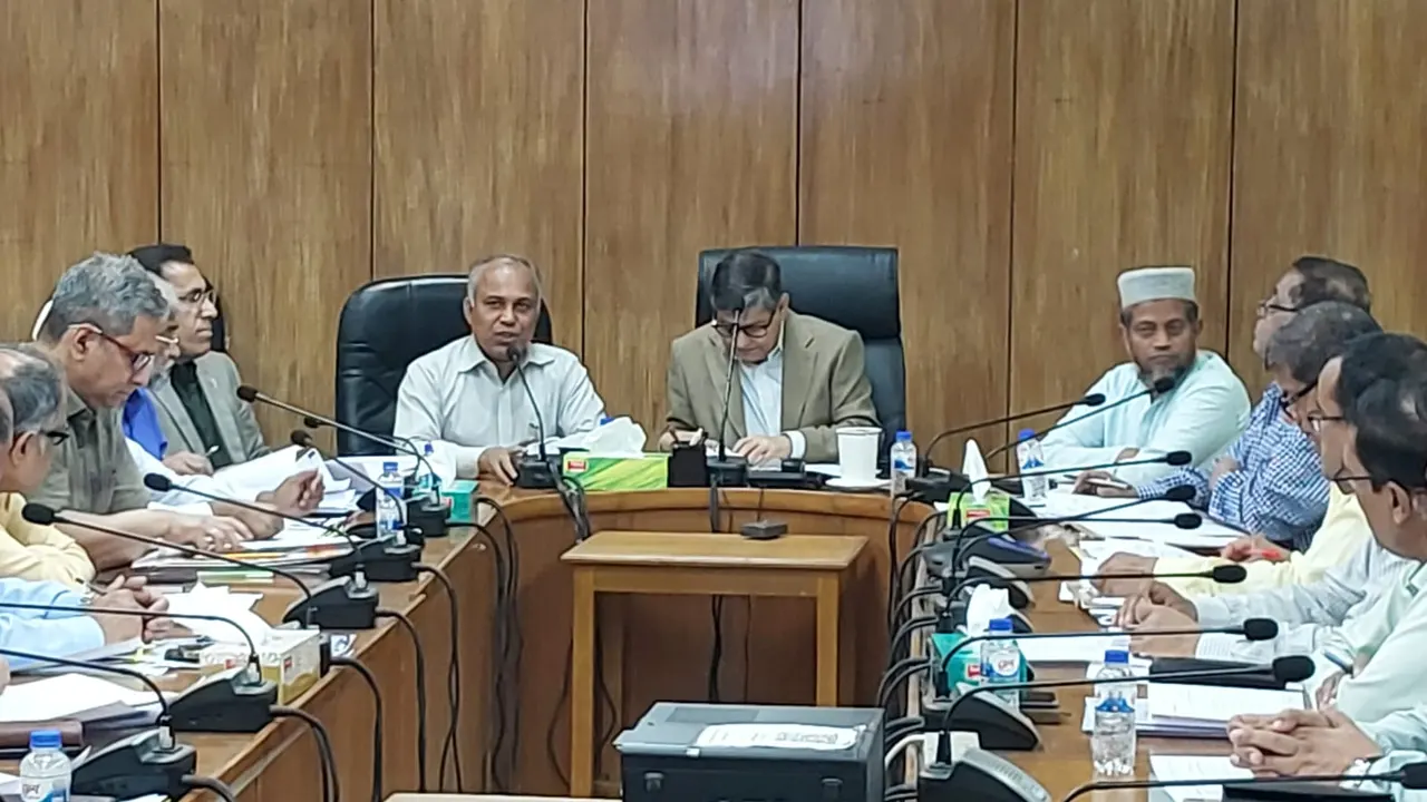 সচিবালয়ে গৃহায়ন ও গণপূর্ত মন্ত্রণালয়ের সম্মেলনকক্ষে গণপূর্তমন্ত্রী র আ ম উবায়দুল মোকতাদির চৌধুরীর সভাপতিত্বে সভা অনুষ্ঠিত হয়। ছবি : কালবেলা