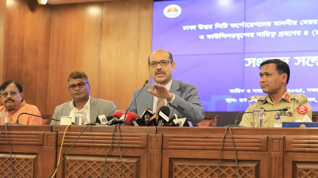 মেয়র ও কাউন্সিলরদের মেয়াদ ৪ বছর পূর্তি উপলক্ষে সংবাদ সম্মেলনে কথা বলেন ডিএনসিসি মেয়র আতিকুল ইসলাম। ছবি : কালবেলা