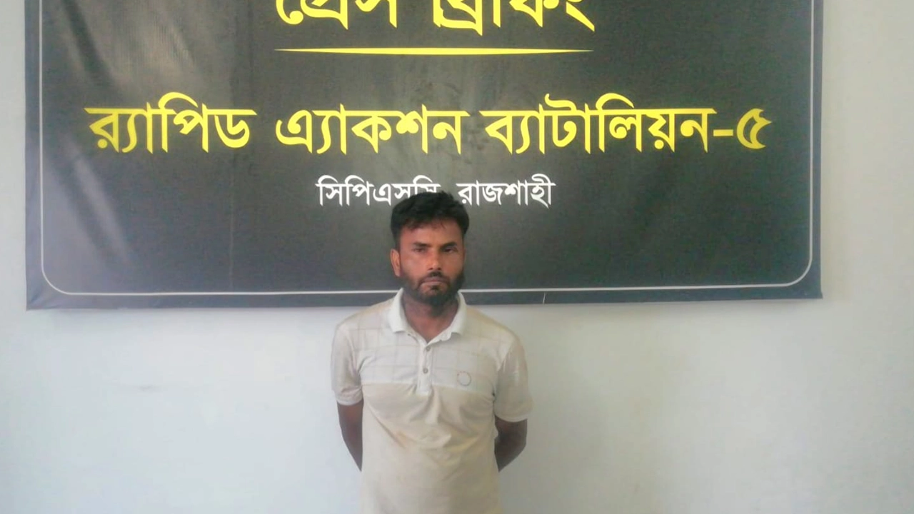 বিএসএফের পোশাকসহ আটক মাদক পাচারকারী মো. রেন্টু। ছবি : কালবেলা
