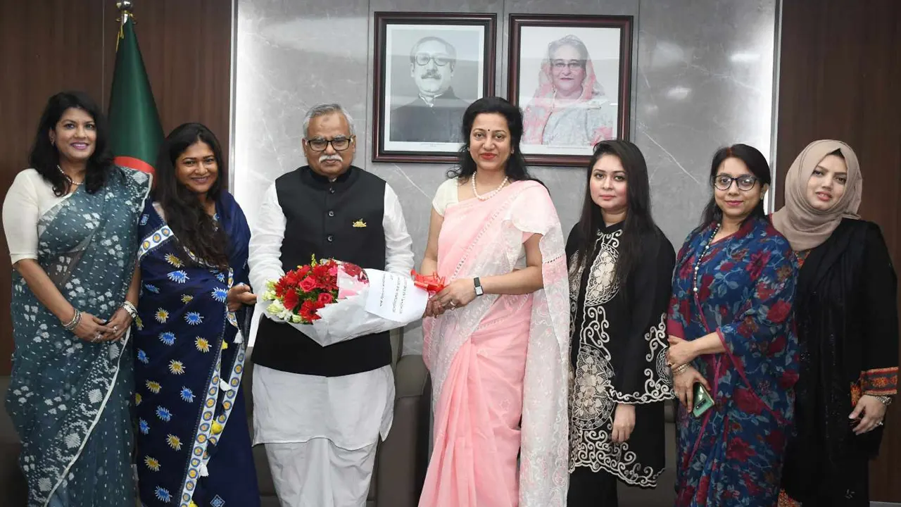 প্রবাসী কল্যাণ ও বৈদেশিক কর্মসংস্থান মন্ত্রণালয়ের প্রতিমন্ত্রী শফিকুর রহমান চৌধুরীর সঙ্গে সৌজন্য সাক্ষাৎ করেন উইমেন্স ইন্ডিয়ান চেম্বার অব কমার্স অ্যান্ড ইন্ডাস্ট্রির নেতৃবৃন্দ। ছবি : কালবেলা