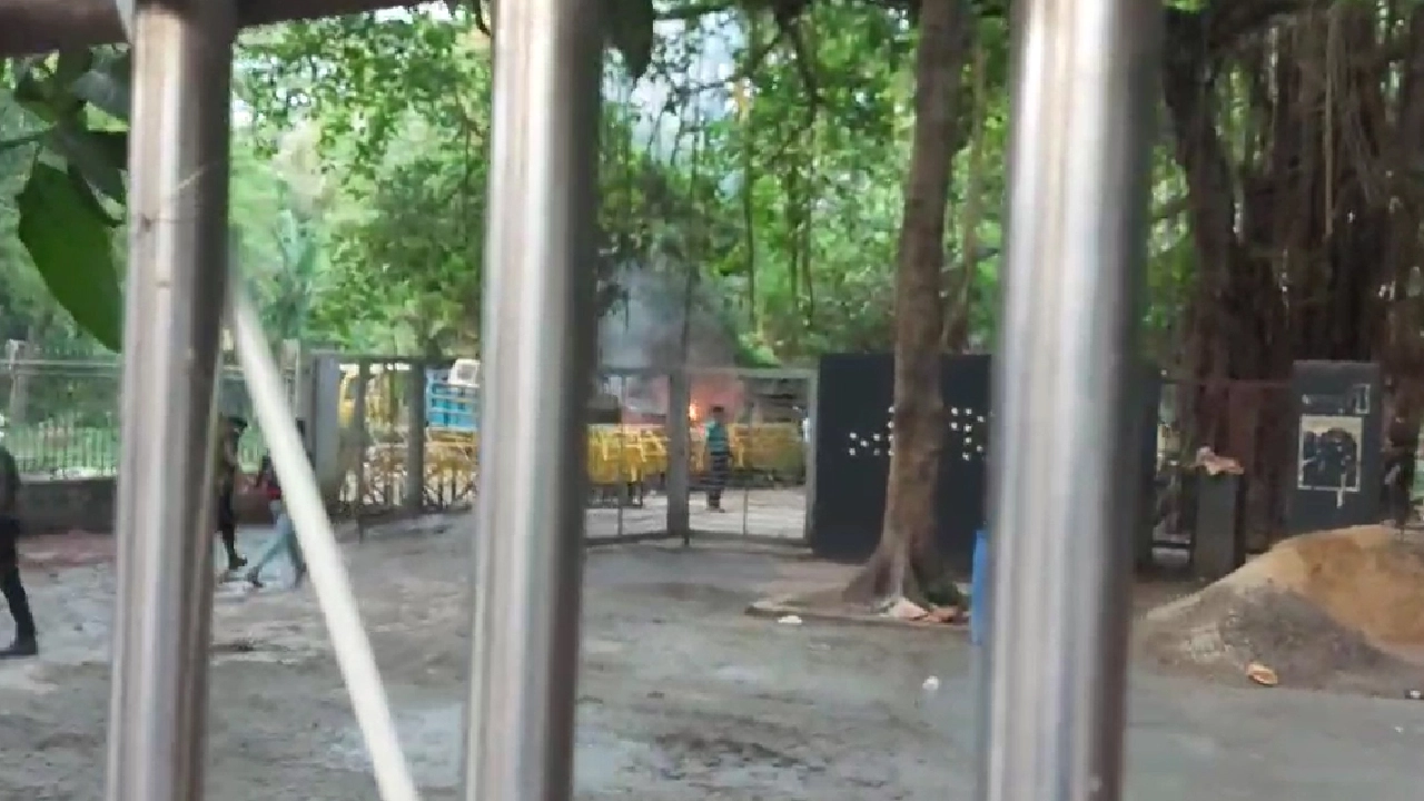 শাহবাগ থানার ডাম্পিং ইয়ার্ডে আগুনের ঘটনা ঘটেছে। ছবি : সংগৃহীত