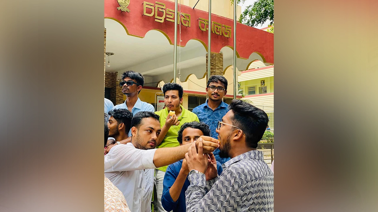 চট্টগ্রাম কলেজে ছাত্রলীগ সভাপতি-সেক্রেটারিকে ‘অবাঞ্ছিত’ করে মিষ্টি খেলেন শিক্ষার্থীরা। ছবি : কালবেলা