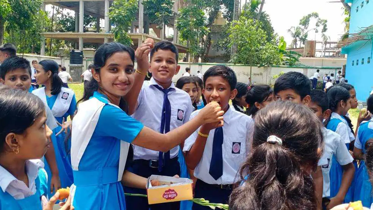 শ্রীমঙ্গলের সেন্ট মার্থাস উচ্চ বিদ্যালয়ে শিক্ষার্থীদের মিষ্টি বিতরণ। ছবি : কালবেলা
