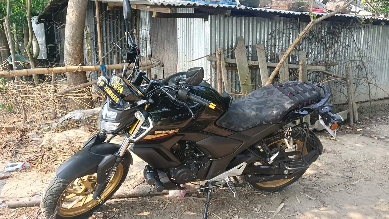 গরু চোরের রেখে যাওয়া মোটরসাইকেল। ছবি : কালবেলা
