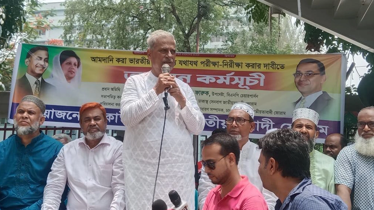 প্রেস ক্লাবের সামনে আয়োজিত এক অবস্থান কর্মসূচিতে জয়নুল আবদিন ফারুক। ছবি : কালবেলা