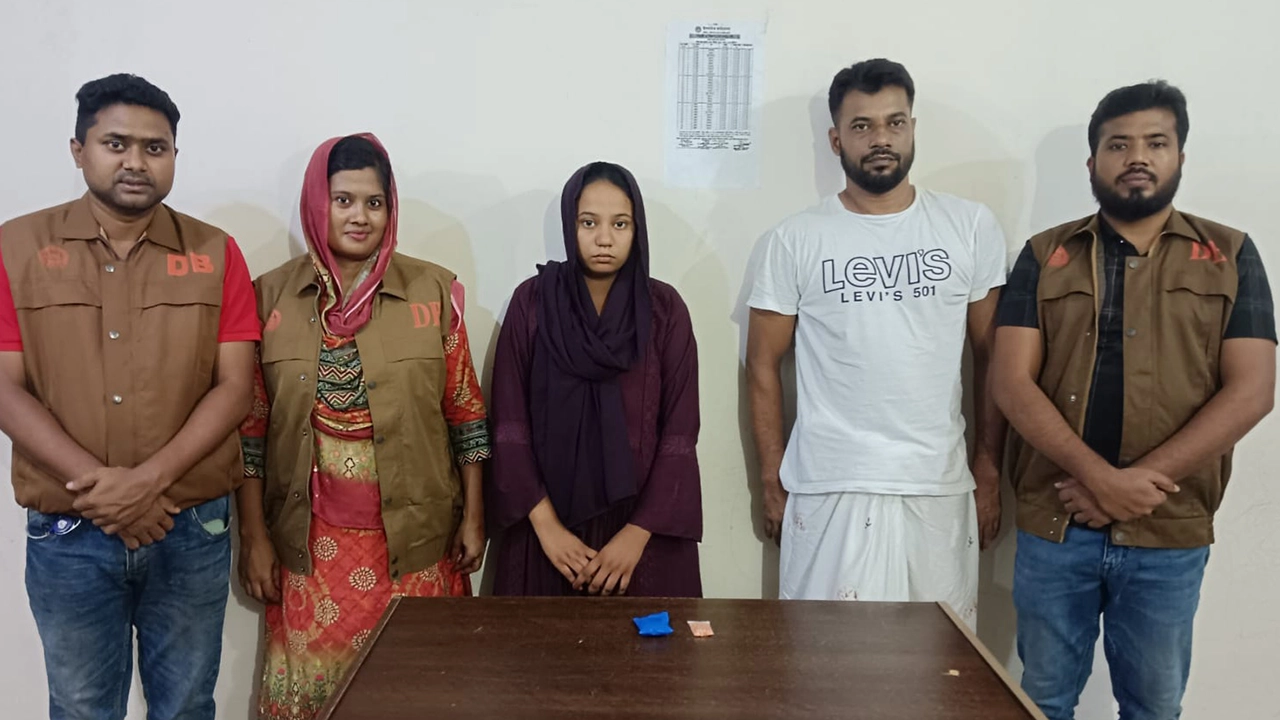 সাভারের বিরুলিয়া ইউনিয়ন যুবলীগের সভাপতি আব্দুল হামিদকে আটক করেছে র‌্যাব। ছবি : কালবেলা