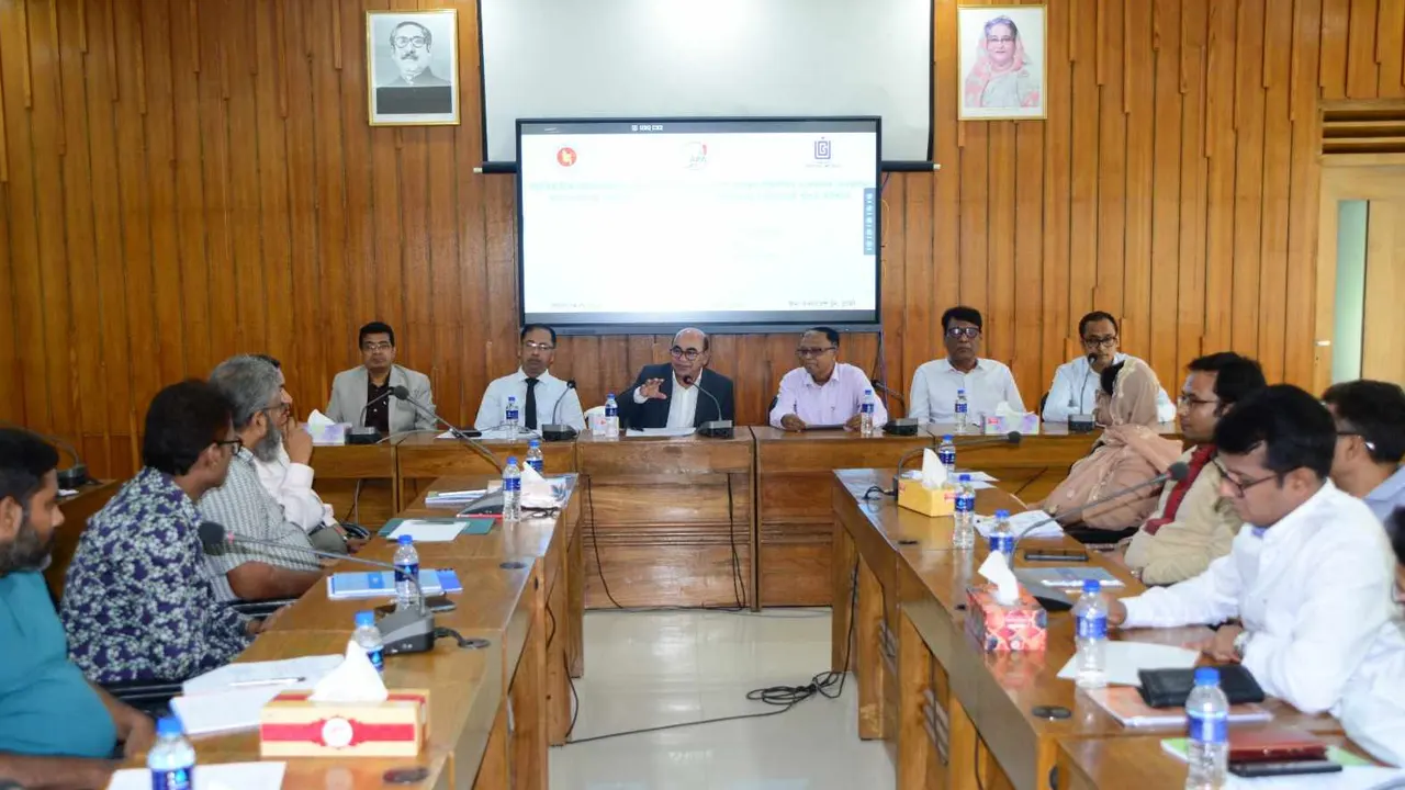 মঙ্গলবার খুলনা প্রকৌশল ও প্রযুক্তি বিশ্ববিদ্যালয়ের সভাকক্ষে ইউজিসি’র আয়োজনে দিনব্যাপী কর্মশালায় অতিথিরা। ছবি : কালবেলা