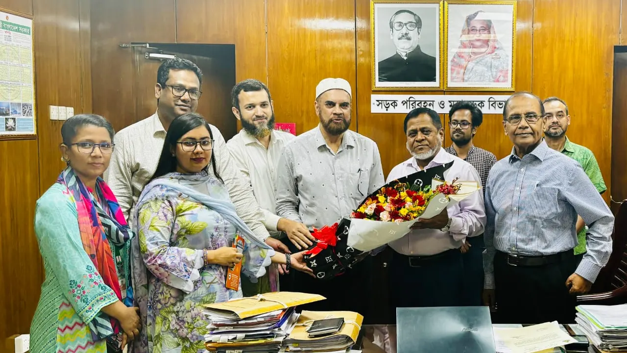 সচিবালয়ে রোড সেইফটি কোয়ালিশনের পক্ষে সরকারকে অভিনন্দন জানানো হয়। ছবি : কালবেলা