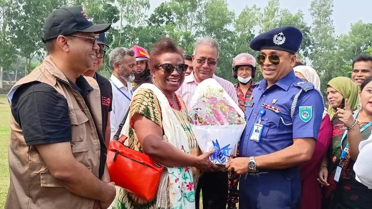 ইউএনএফপিএ’র নির্বাহী পরিচালক ডা. নাটালিয়া কানেমকে শুভেচ্ছা জানান পুলিশ সুপার মো. কামাল হোসেন। ছবি : কালবেলা