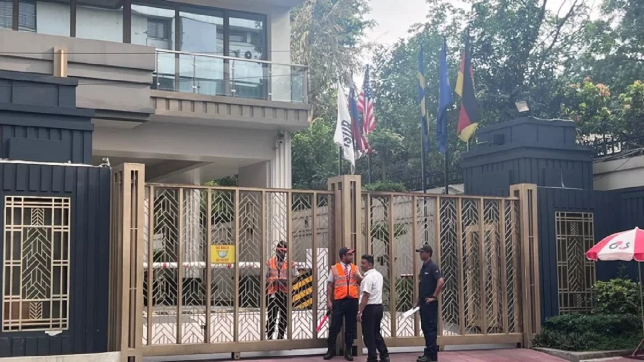 মার্কিন রাষ্ট্রদূত পিটার হাসের গুলশানের বাসায় নাগরিক সমাজের সঙ্গে বৈঠকে বসেছেন মার্কিন সহকারী পররাষ্ট্রমন্ত্রী ডোনাল্ড লু। ছবি : সংগৃহীত