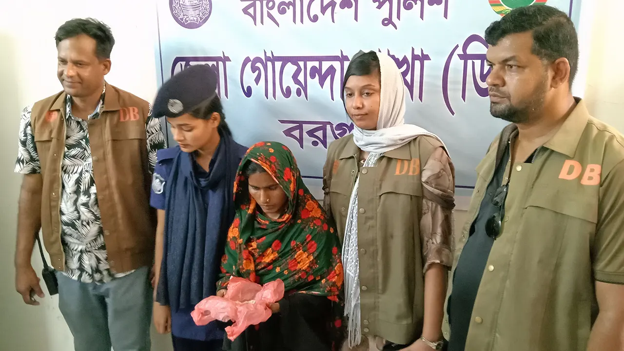 আটককৃত মাদককারবারি। ছবি : কালবেলা