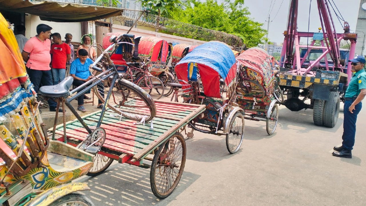ভাষানটেক এলাকায় সড়কের ওপর গড়ে ওঠা রিকশা গ্যারেজ উচ্ছেদ করেছে পুলিশ। ছবি : কালবেলা