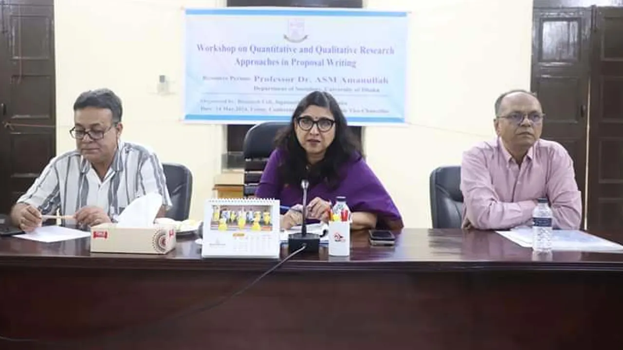 জগন্নাথ বিশ্ববিদ্যালয়ে গবেষণাবিষয়ক কর্মশালায় অতিথিরা। ছবি : কালবেলা