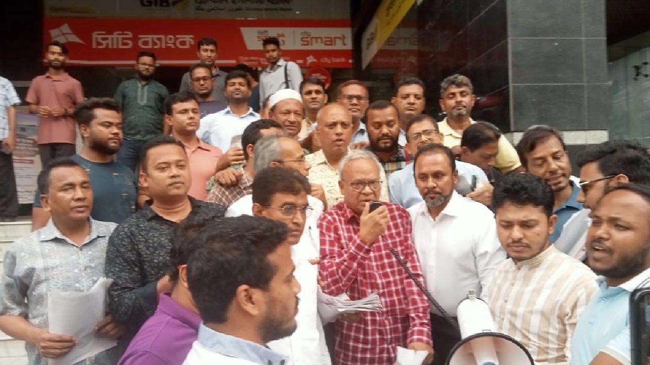 রাজধানীর নয়াপল্টনে উপজেলা নির্বাচন বর্জনের আহ্বানে লিফলেট বিতরণ করেন রুহুল কবীর রিজভী। ছবি : কালবেলা