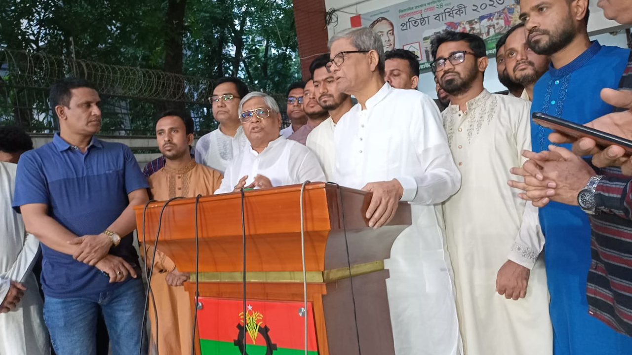 সাংবাদিকদের সঙ্গে আলাপকালে মির্জা ফখরুল। ছবি : কালবেলা