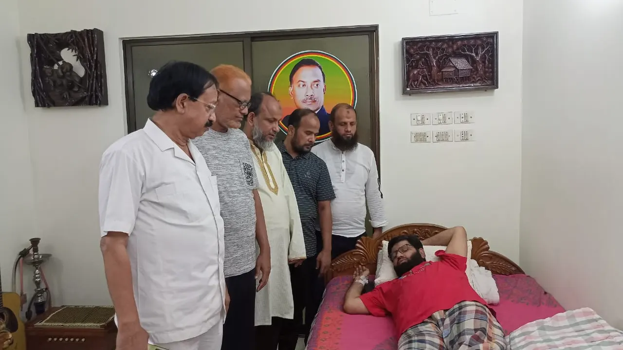 জাতীয়তাবাদী তাঁতীদলের কেন্দ্রীয় যুগ্ম আহ্বায়ক অসুস্থ কাজী রেজাউল করিম রানার খোঁজ-খবর নিতে তার বাসায় যান সংগঠনের কেন্দ্রীয় আহ্বায়ক আবুল কালাম আজাদ। ছবি : কালবেলা
