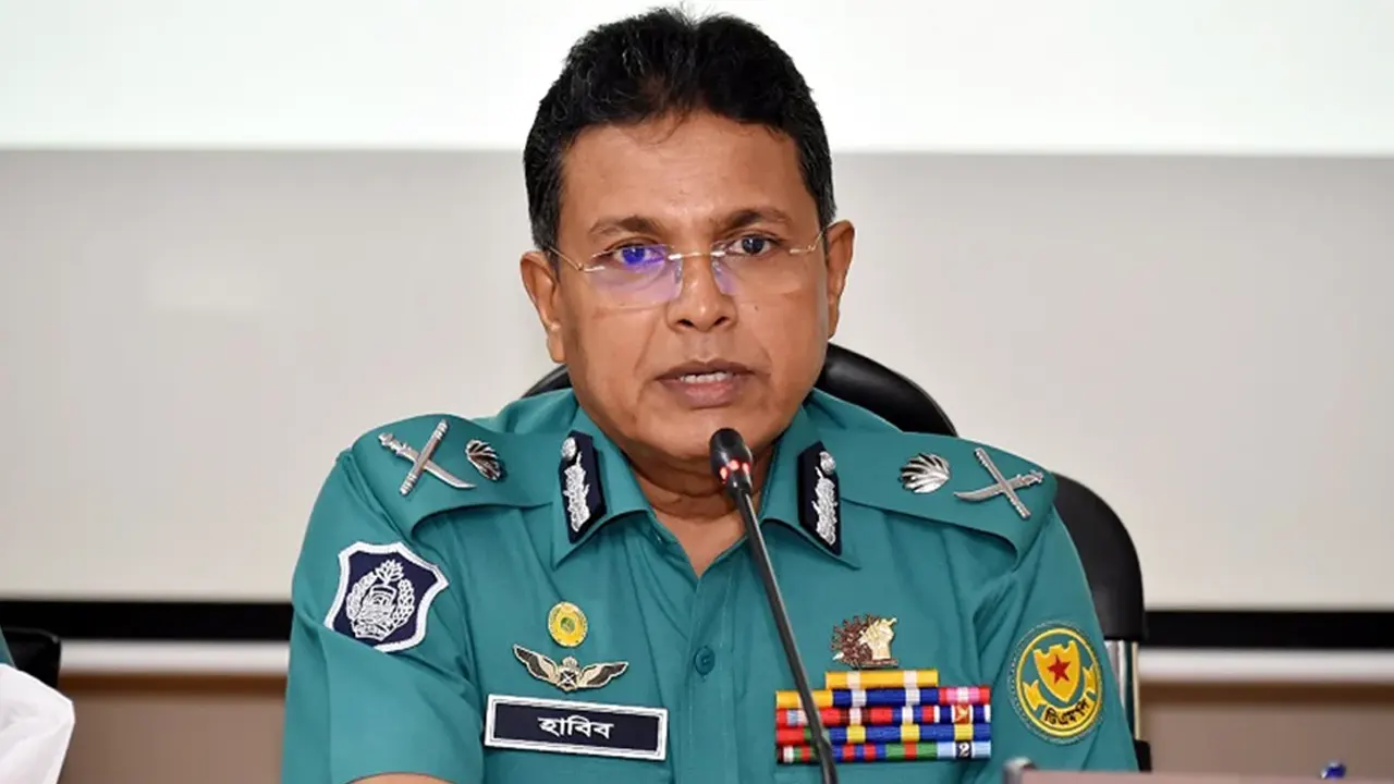 পরিস্থিতি বুঝে চালক বুদ্ধিমত্তা প্রয়োগ করে ওভারটেকিং করলে সমস্যা হবে না বলে জানিয়েছেন ডিএমপি কমিশনার। পুরোনো ছবি