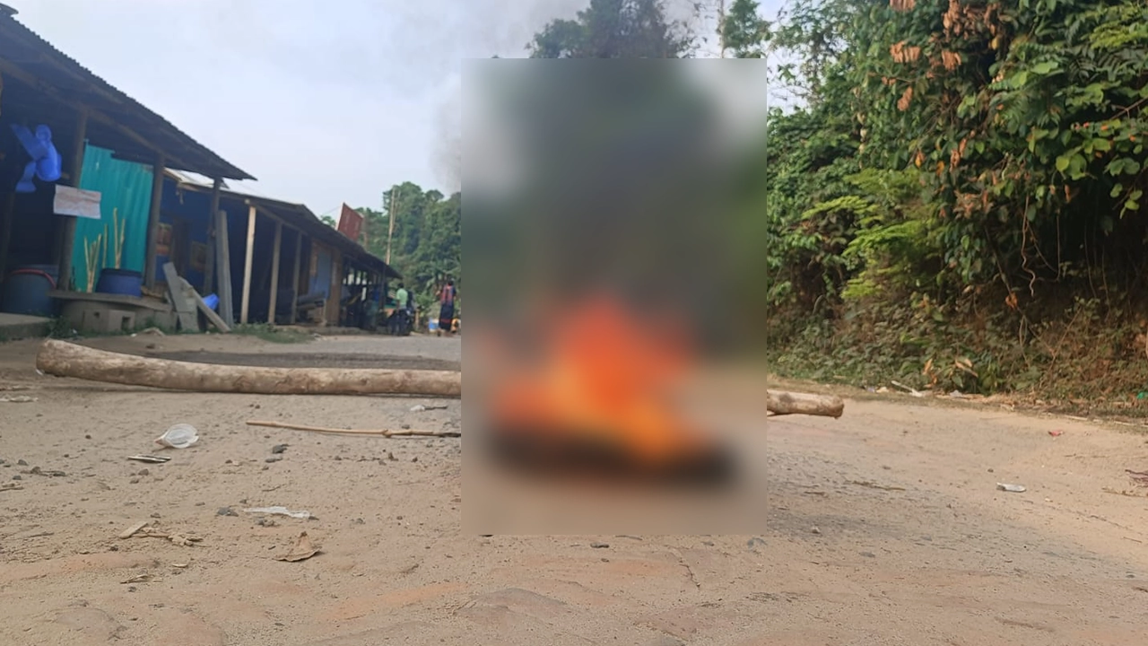 খাগড়াছড়িতে চলছে ইউপিডিএফের আধাবেলা সড়ক অবরোধ। ছবি : কালবেলা