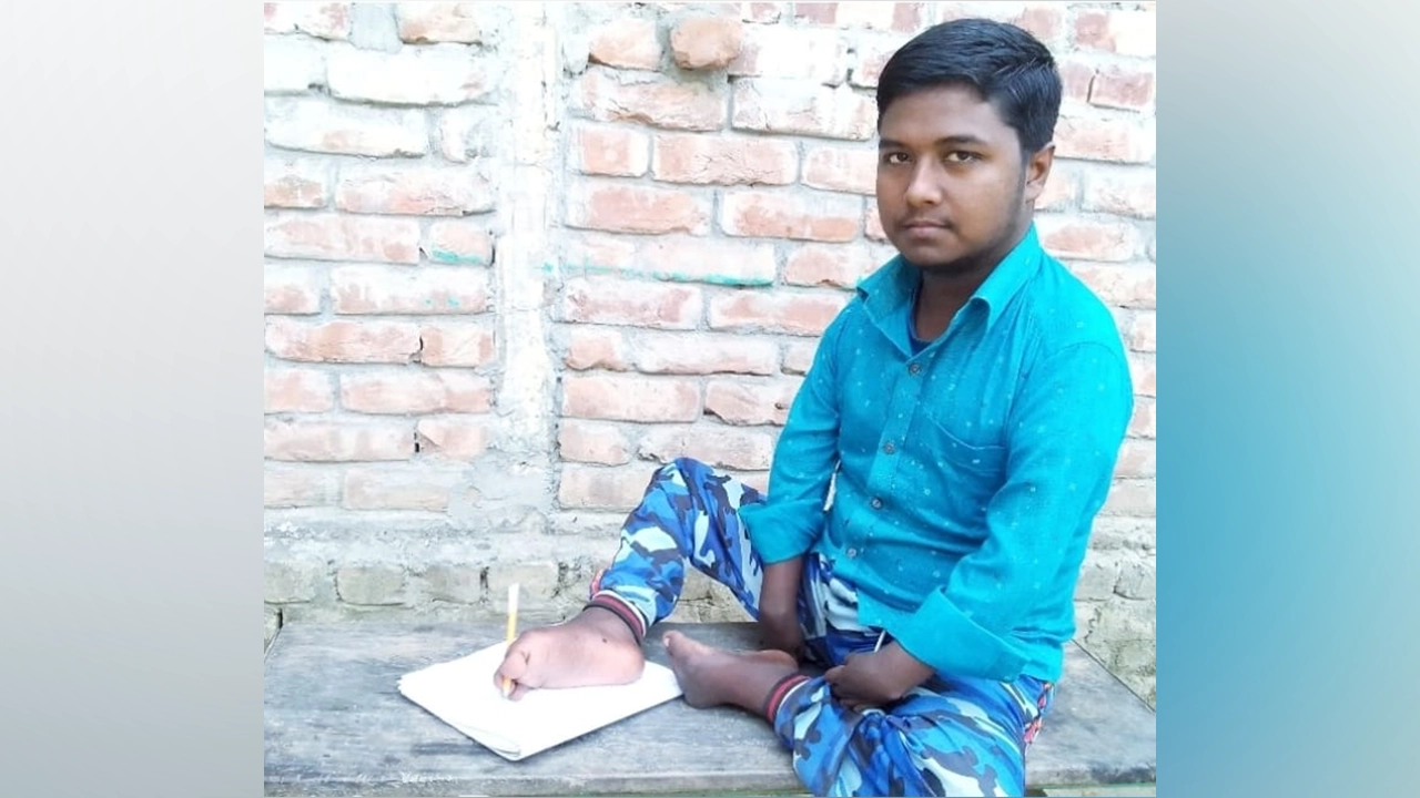 শারীরিক প্রতিবন্ধী শাহজাহান।  ছবি :  কালবেলা
