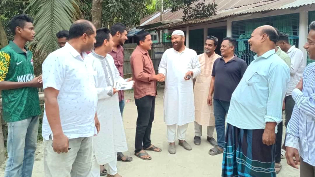 দেবীগঞ্জ উপজেলা পরিষদ নির্বাচনে চেয়ারম্যান পদপ্রার্থীর জনসংযোগ। ছবি : কালবেলা