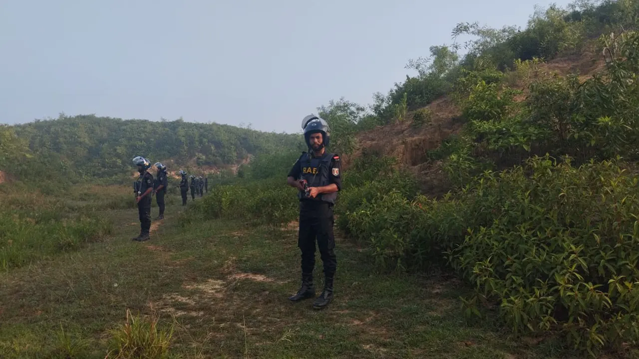 কক্সবাজারের উখিয়ার রোহিঙ্গা ক্যাম্পসংলগ্ন লাল পাহাড়ে আরসা’র আস্তানায় অভিযান চালাচ্ছে র‌্যাব। ছবি : কালবেলা