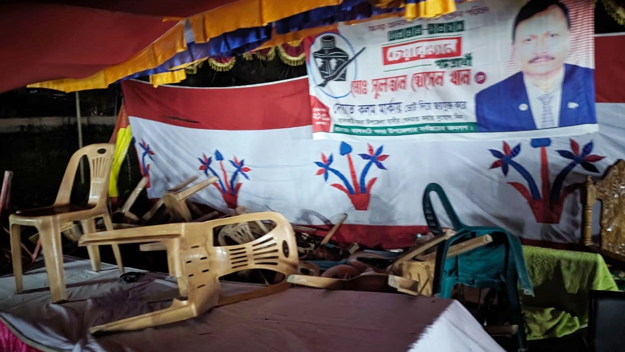 ঝালকাঠি সদর উপজেলার দোয়াত-কলম প্রতীকের চেয়ারম্যান প্রার্থী ও সমর্থকদের ওপর হামলার একটি খণ্ডচিত্র। ছবি : সংগৃহীত