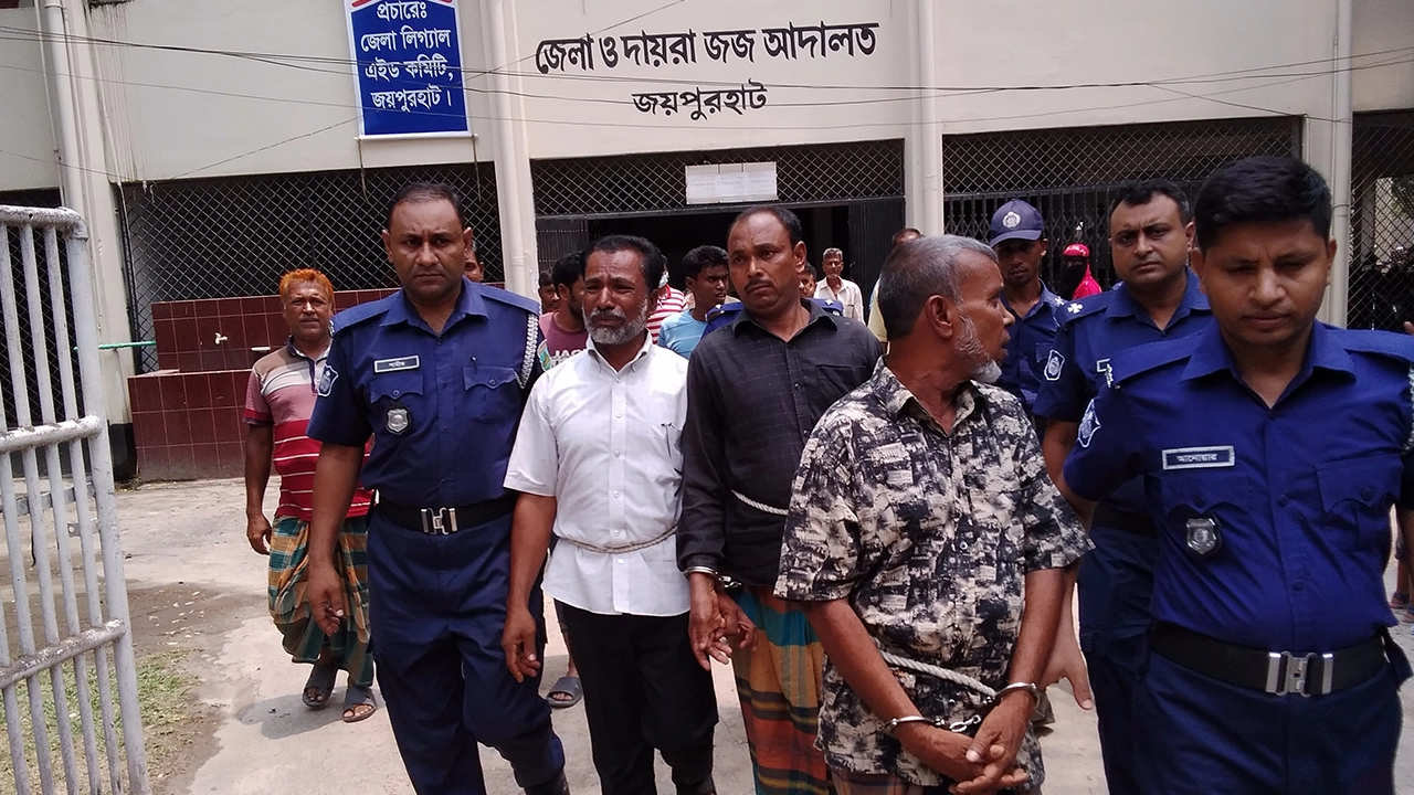 জয়পুরহাট আদালত চত্বরে যাবজ্জীবন সাজাপ্রাপ্ত আসামিরা। ছবি : কালবেলা