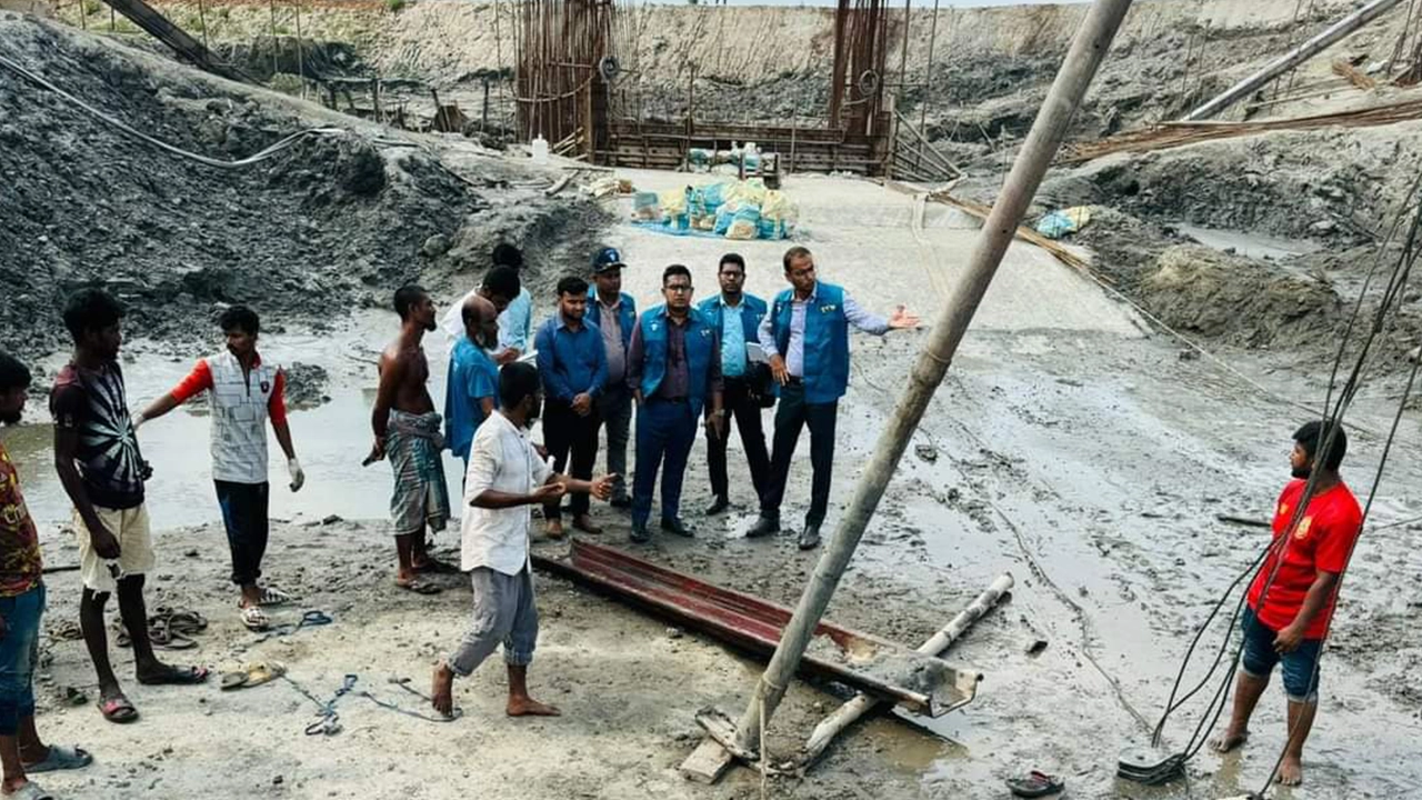 সাতক্ষীরায় পাউবোর কাছে অনিয়ম ও আত্মসাতের অভিযোগে অভিযান চালিয়েছে দুদক। ছবি : কালবেলা
