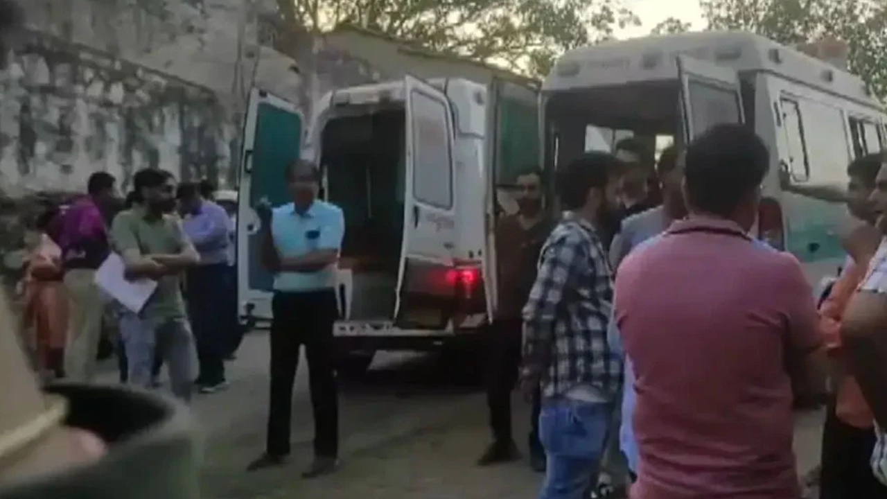 খনি থেকে কর্মকর্তাদের উদ্ধার করে হাসপাতালে নেওয়া হয়। ছবি : সংগৃহীত