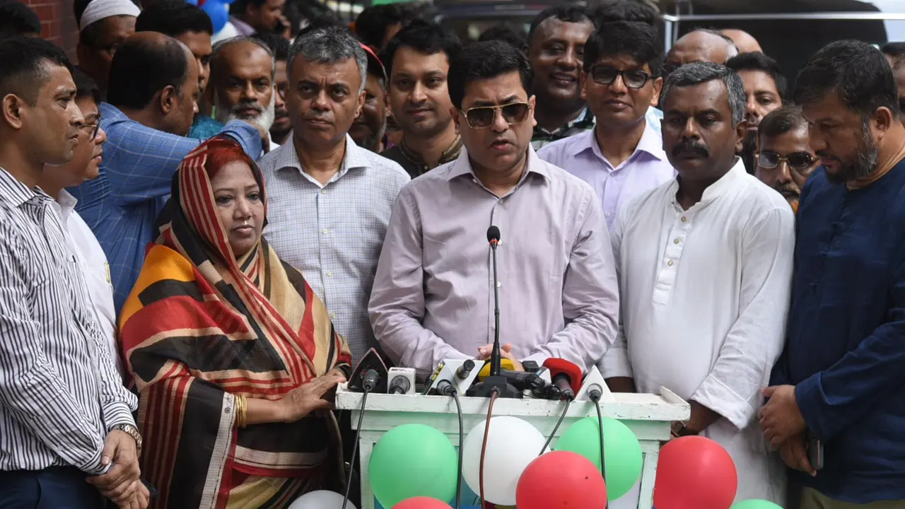 রাজধানীর মালিবাগ মোড় সংলগ্ন উড়ালসেতুর নিচে গণশৌচাগার উদ্বোধন শেষে সাংবাদিকদের সঙ্গে মতবিনিময় করেন ঢাদসিক মেয়র ব্যারিস্টার শেখ ফজলে নূর তাপস। ছবি : কালবেলা