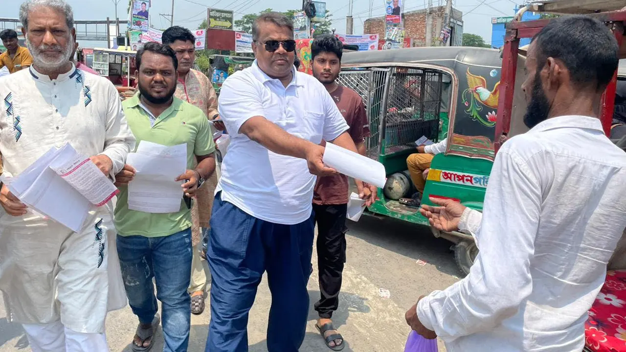 ঢাকা-মাওয়া রোডের নিমতলা বাজারে লিফলেট বিতরণ। ছবি : কালবেলা