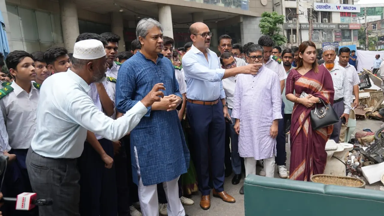 গুলশানে নগর ভবনের সামনে মেয়র আতিকুল ইসলাম। ছবি : কালবেলা