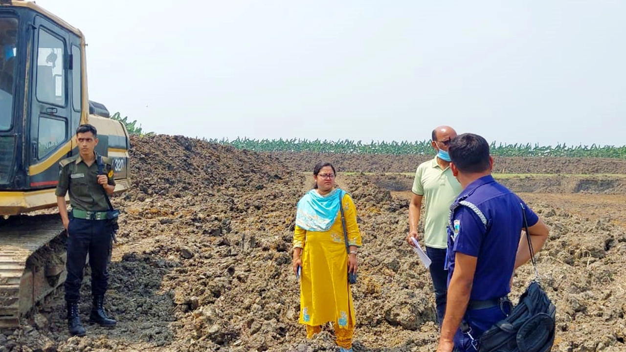 নাটোরের গুরুদাসপুরে ফসলি জমিতে পুকুর খননরোধে তৎপর প্রশাসন। ছবি : কালবেলা