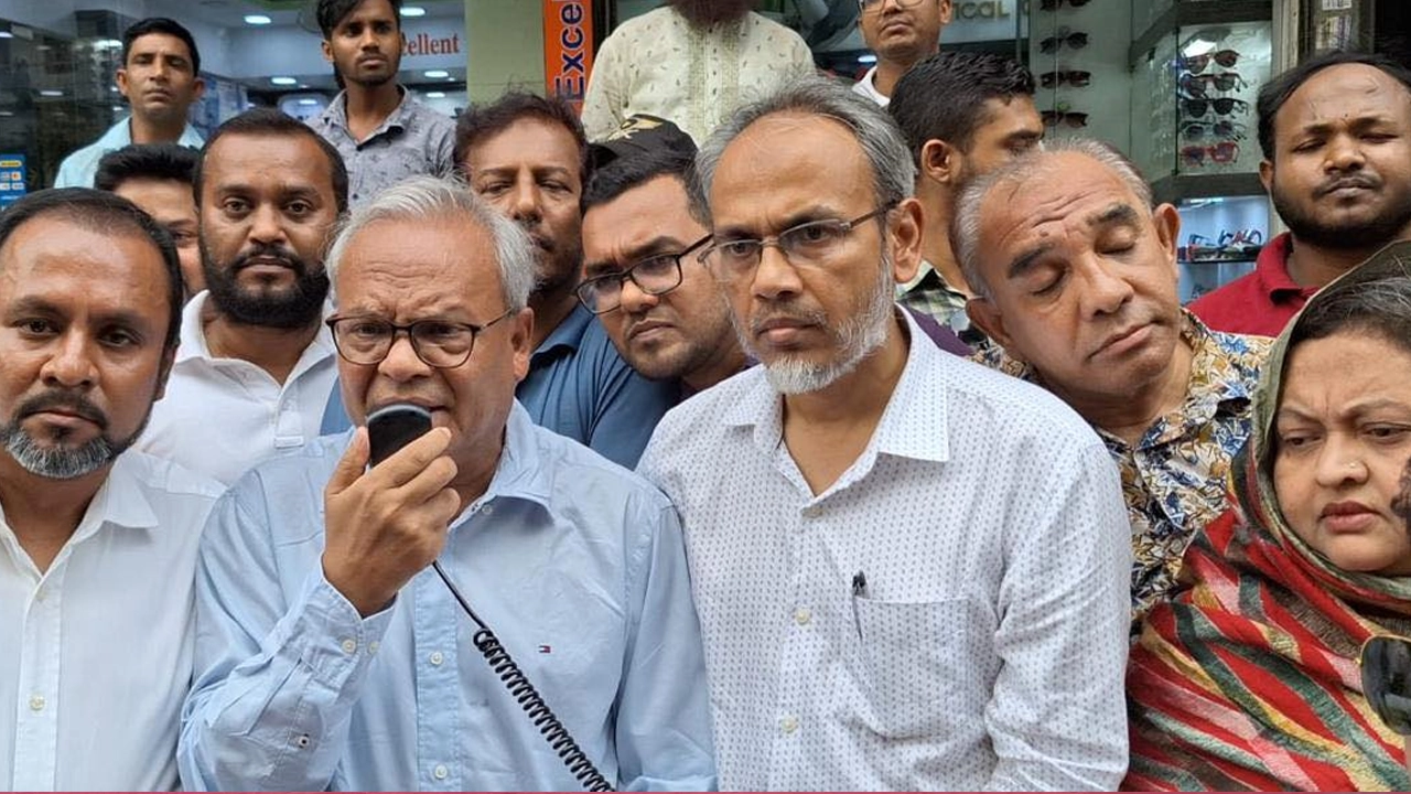 উপজেলা নির্বাচন বর্জনের সমর্থনে লিফলেট বিতরণকালে রুহুল কবির রিজভী। ছবি : সংগৃহীত