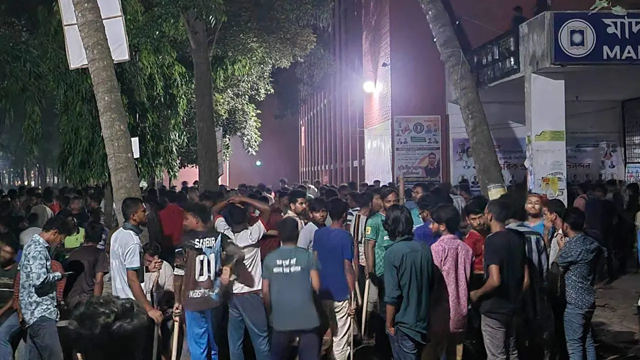 মাদার বখশ হলের সামনে ছাত্রলীগ নেতা-কর্মীরা।  ছবি : কালবেলা