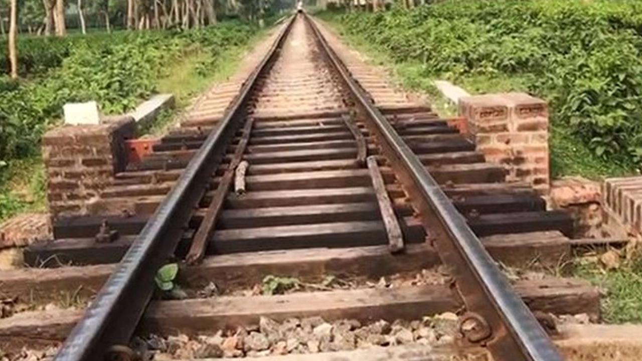 রেল সেতুতে বাঁশ। ছবি : কালবেলা