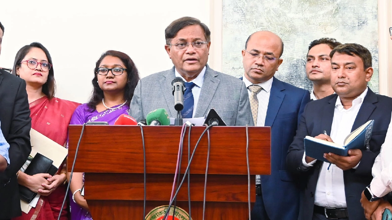 বৈঠক শেষে সাংবাদিকদের সঙ্গে কথা বলেন পররাষ্ট্রমন্ত্রী হাছান মাহমুদ। ছবি : কালবেলা
