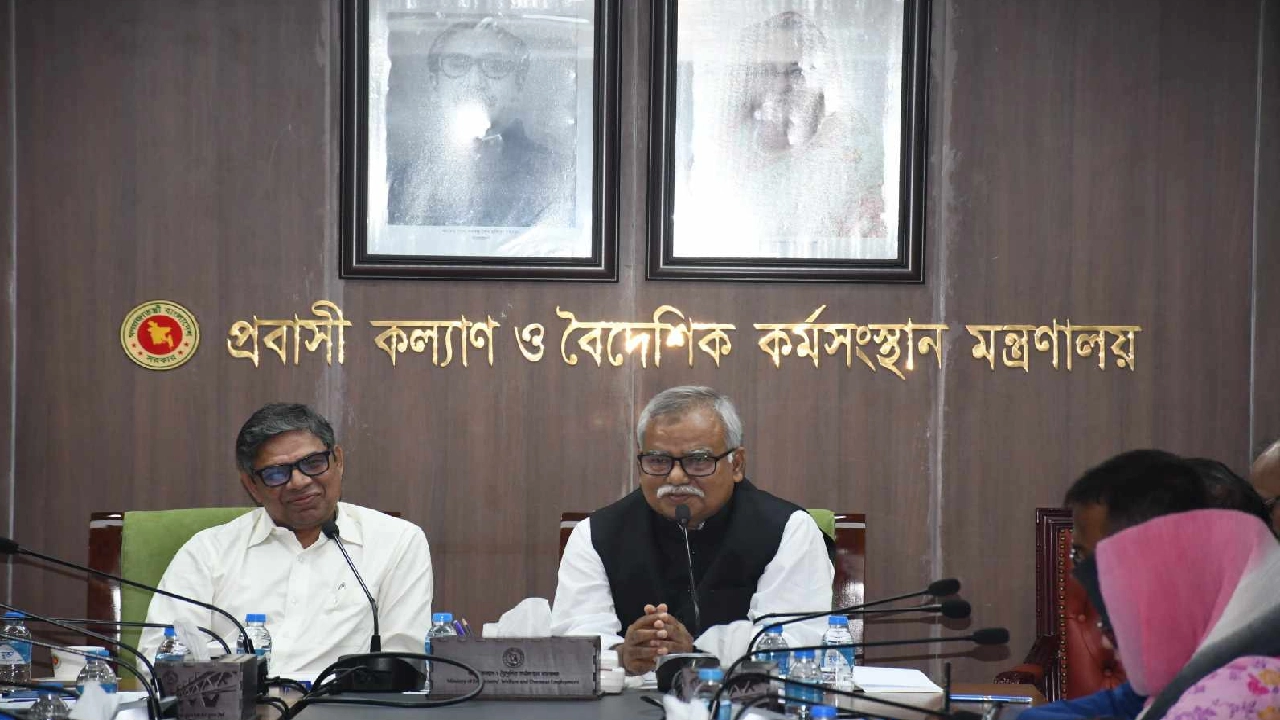 প্রবাসী কল্যাণ ও বৈদেশিক কর্মসংস্থান মন্ত্রণালয়ের সভাকক্ষে মালয়েশিয়ার ইস্যুতে বায়রার প্রতিনিধিদের সঙ্গে বৈঠক শেষে কথা বলেন প্রতিমন্ত্রী শফিকুর রহমান চৌধুরী। ছবি : কালবেলা