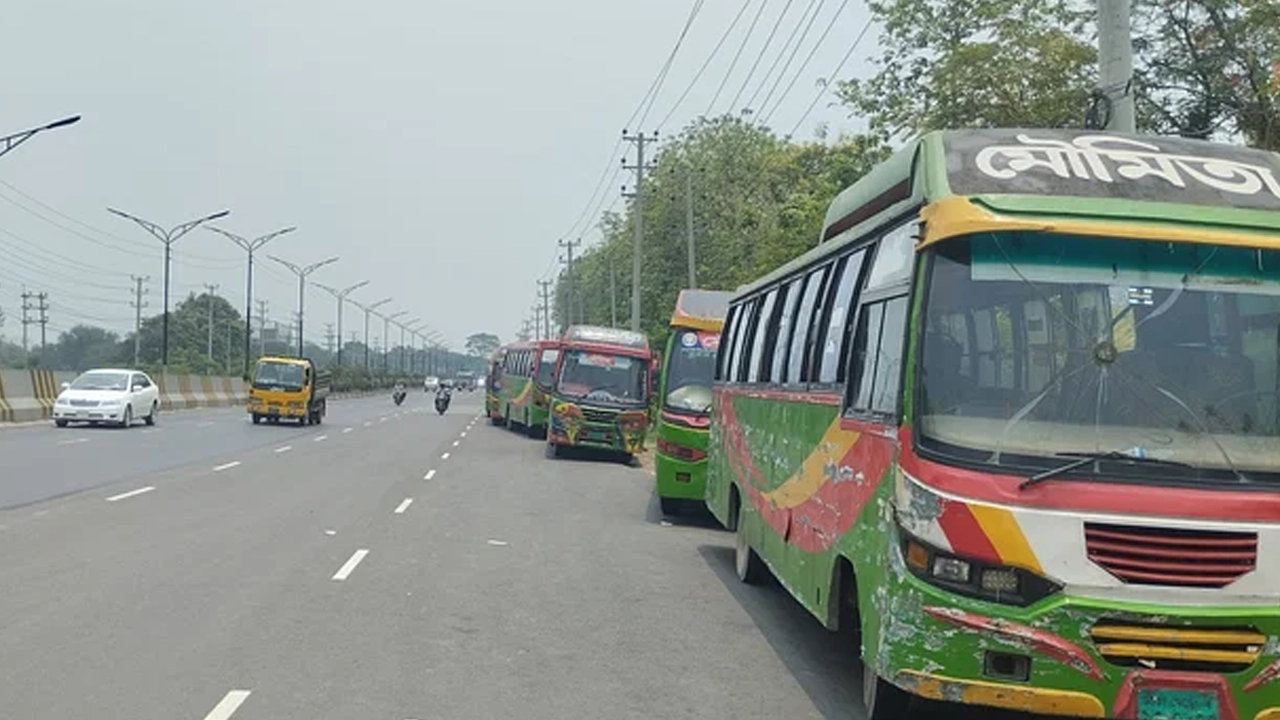 ১৭টি বাস আটক করেছেন জাহাঙ্গীরনগর বিশ্ববিদ্যালয়ের শিক্ষার্থীরা। ছবি : সংগৃহীত