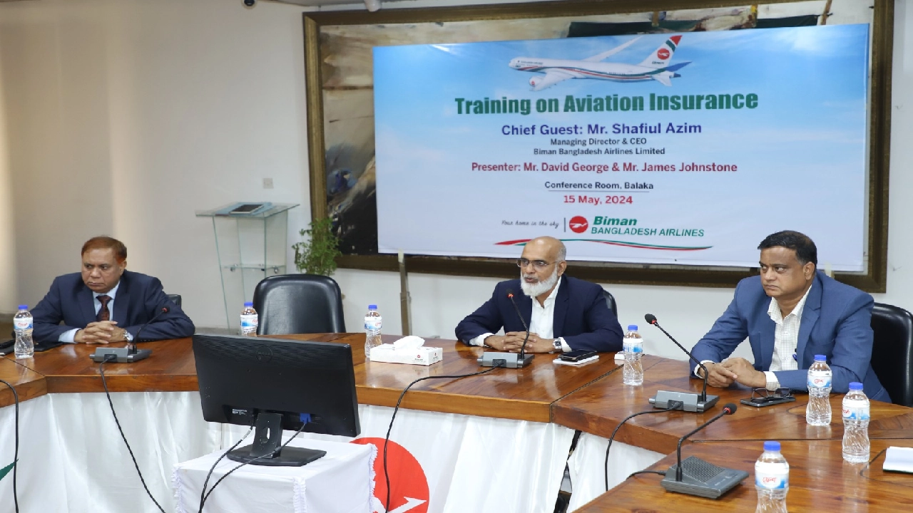 ‘সুরক্ষা ও নিরাপত্তাই আমাদের  অগ্রাধিকার’- স্লোগান নিয়ে আন্তর্জাতিক এভিয়েশন ইন্স্যুরেন্সের ওপর প্রশিক্ষণ নিয়েছেন বিমানের কর্মকর্তারা। ছবি : কালবেলা