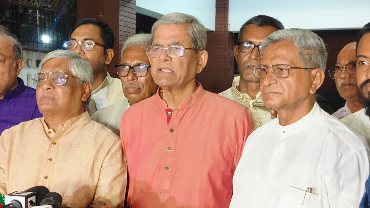গুলশানে বিএনপি চেয়ারপারসনের রাজনৈতিক কার্যালয়ের সামনে সাংবাদিকদের সঙ্গে কথা বলেন মহাসচিব মির্জা ফখরুল ইসলাম আলমগীর। ছবি : সংগৃহীত