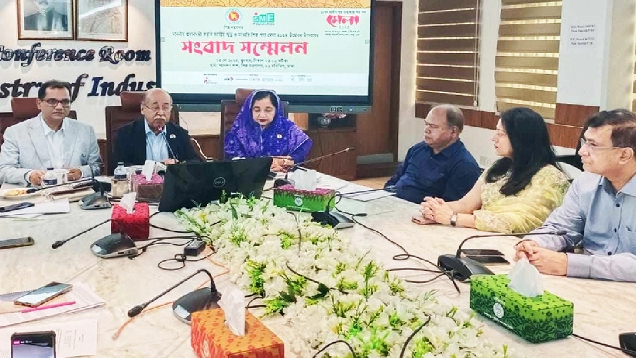 শিল্প মন্ত্রণালয়ের সম্মেলন কক্ষে সংবাদ সম্মেলনের পর সাংবাদিকদের সঙ্গে কথা বলেন শিল্পমন্ত্রী নূরুল মজিদ মাহমুদ হুমায়ূন। ছবি : সংগৃহীত