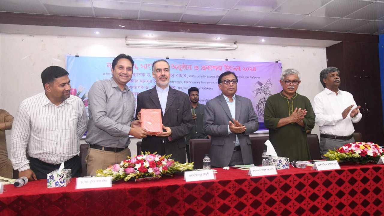 বিশ্ববিদ্যালয়ের লেকচার থিয়েটার ভবনের আর সি মজুমদার আর্টস মিলনায়তনের অনুষ্ঠানে অতিথিরা। ছবি : কালবেলা
