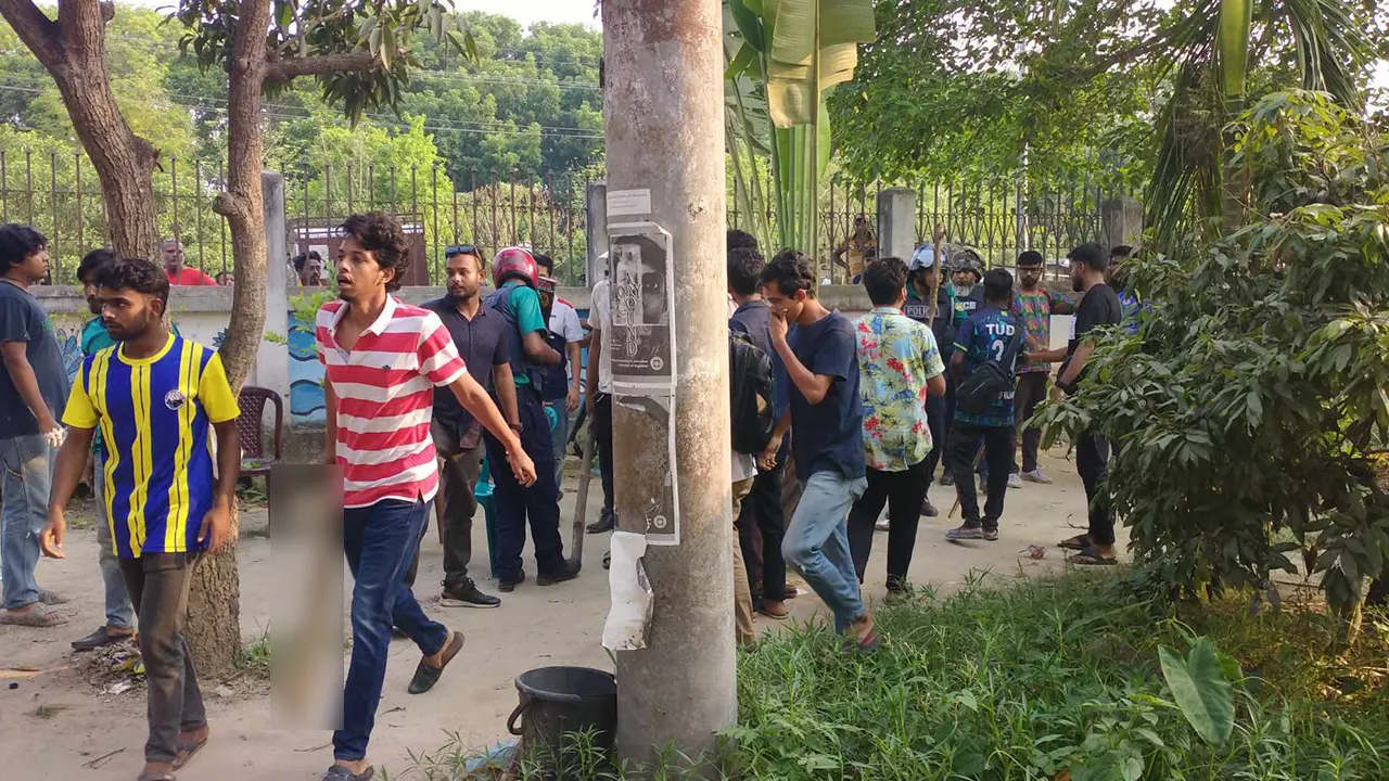 লাঠি হাতে তেড়ে আসছেন ছাত্রলীগ নেতারা। ছবি : কালবেলা
