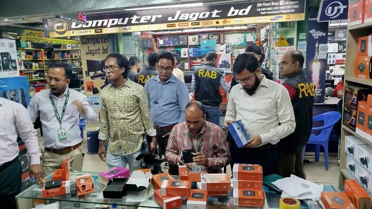 রাজধানীর মিরপুর ও এলিফ্যান্ট রোডে অভিযান চালিয়েছে টেলিযোগাযোগ নিয়ন্ত্রণ কমিশন। ছবি : কালবেলা